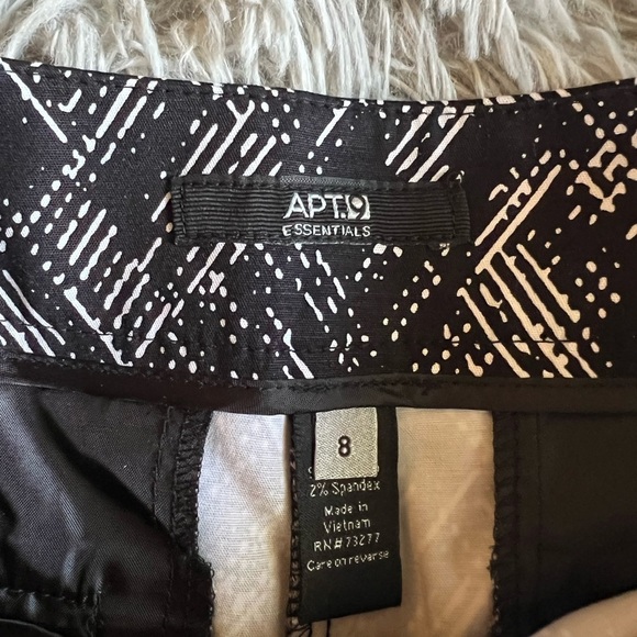 Apt 9 like new black and white shorts - Picture 3 of 4